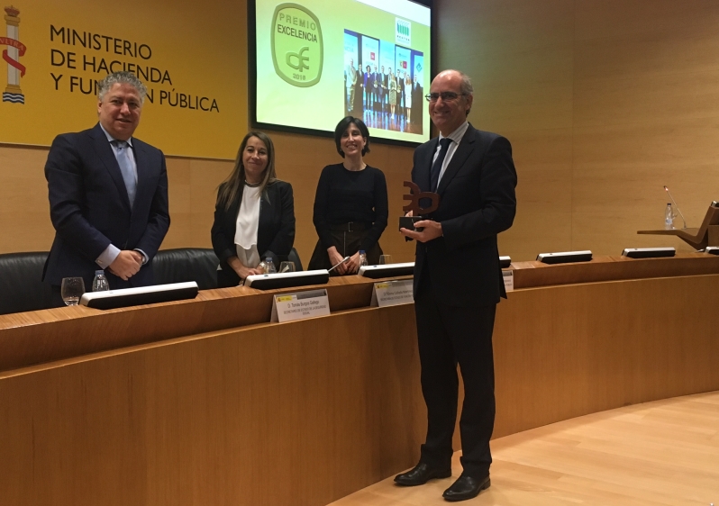 El presidente de la Diputación, Javier Iglesias, recibe el Premio
